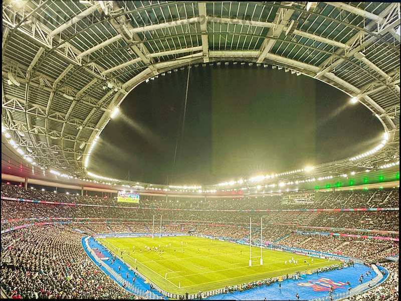 抽象版本更新图标与电光青线条，深色背景